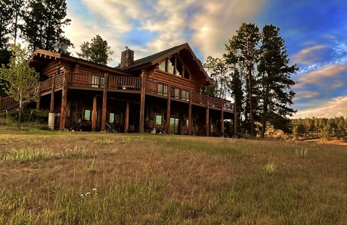 Custer Casa | Grandpa’s Place. Exclusive, Stunning, Private Log Home. Firepit & Pond.