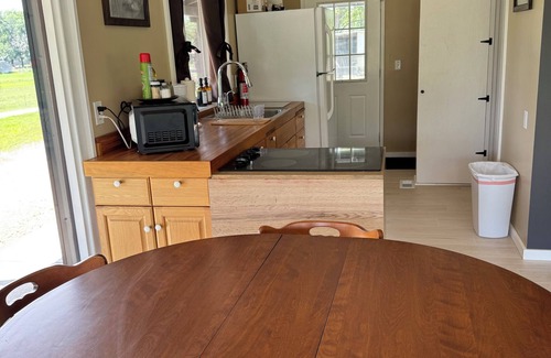 Arlington Cabina | Grandpa’s cozy cabin in Arlington with WiFi, AC, grill,fishing, pedal boat,kayak