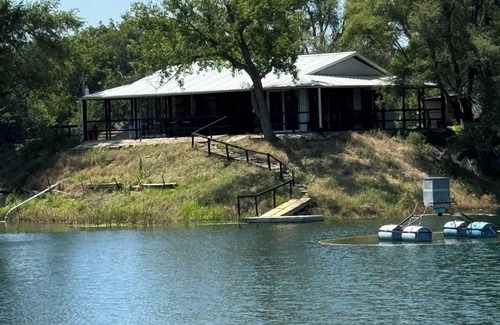 Arlington Cabina | Grandpa’s cozy cabin in Arlington with WiFi, AC, grill,fishing, pedal boat,kayak
