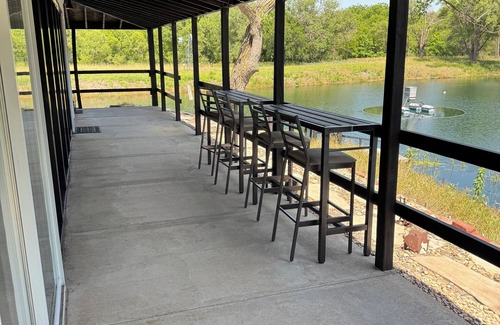 Arlington Cabina | Grandpa’s cozy cabin in Arlington with WiFi, AC, grill,fishing, pedal boat,kayak