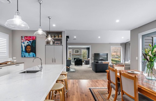 Lowburn Casa | Grandview Lodge – Lowburn Holiday Home