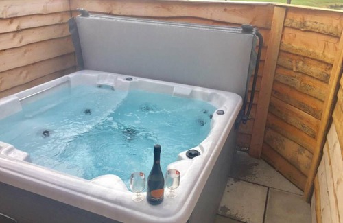 Maltby le Marsh Cabaña | Grange Farm LAKE VIEW 2 - Una cabaña de 2 dormitorios para dormir 4 con jacuzzi privado
