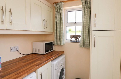 Fethard on Sea Cabaña | GRANGE FARMHOUSE, pet friendly in Fethard-On-Sea, County Wexford