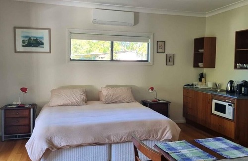 Valla Apartamento | Granny flat with office and private verandah in garden setting 7 mins to beach