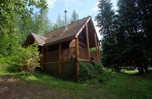 Crawford Bay Cabina | Granny's Shabby Chic Shack to enjoy mother natural inside/outside