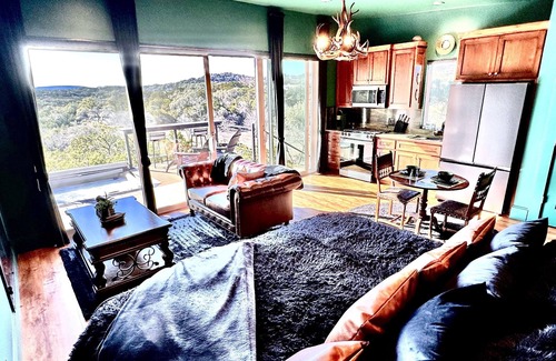 Wetmore Cabina | Grantham House Cozy Hill Country Stay
