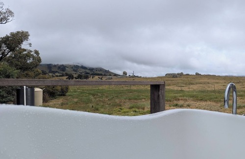 Nulla Vale Cabina | Granum - A unique tiny cabin on farmland