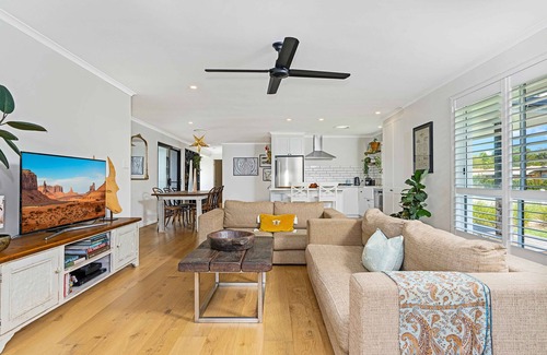 Ocean Shores Casa | Grasmere - NEW luxury Byron home-walk to beach & river.