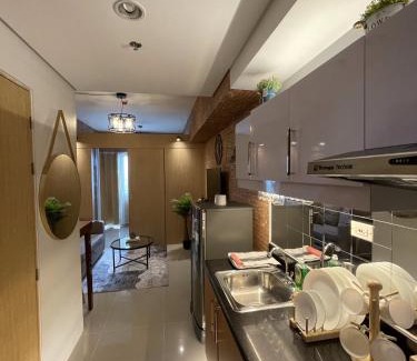 Santo Cristo Apartamento | Grass Residences Industrial-Themed Staycation