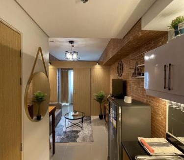 Santo Cristo Apartamento | Grass Residences Industrial-Themed Staycation