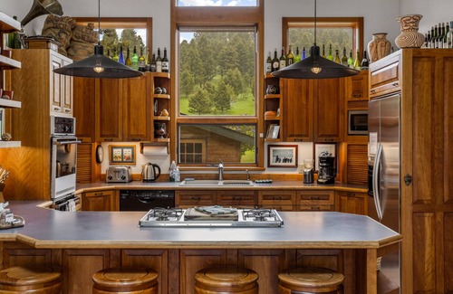 Bozeman Casa | Grassy Ridge -Tranquil retreat with views in the Bridger Canyon with hot tub!