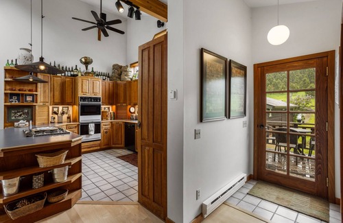 Bozeman Casa | Grassy Ridge -Tranquil retreat with views in the Bridger Canyon with hot tub!