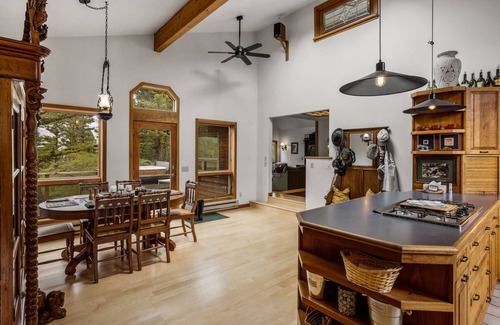 Bozeman Casa | Grassy Ridge -Tranquil retreat with views in the Bridger Canyon with hot tub!