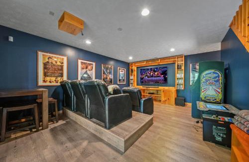 Black Bear Falls Casa | Gray Fox Den Theater & Arcade, Hot Tub, Views