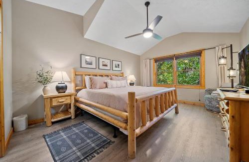 Black Bear Falls Casa | Gray Fox Den Theater & Arcade, Hot Tub, Views