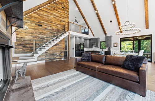 Lake Norman of Catawba Casa | Gray Fox Lodge by AvantStay | WATERSLIDE, Pool, Theater | Sleeps 23
