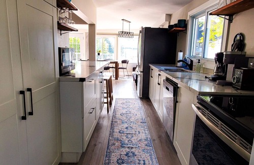Grand Bend Cabaña | Gray Haven: Booking Summer 2025! 30s walk to Beach! Lake View Patio, Hot Tub