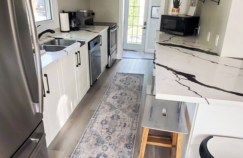 Grand Bend Cabaña | Gray Haven: Booking Summer 2025! 30s walk to Beach! Lake View Patio, Hot Tub
