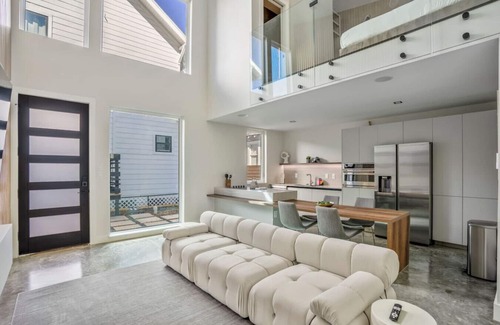 East Downtown Houston Casa | Gray loft · The O’Four Lofts - Grayscale Lux