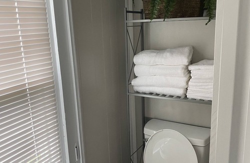 Jefferson City Cabaña | Gray Suite-Walk to Carson Newman College! Smoky mountains less than 30 miles!
