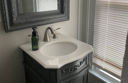 Jefferson City Cabaña | Gray Suite-Walk to Carson Newman College! Smoky mountains less than 30 miles!
