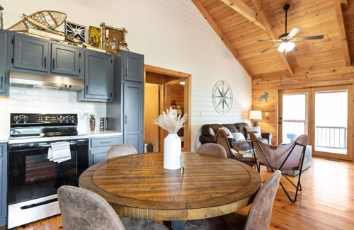 Townsend Cabina | "Gray Wolf" Newly Renovated Cabin w/ Sauna!