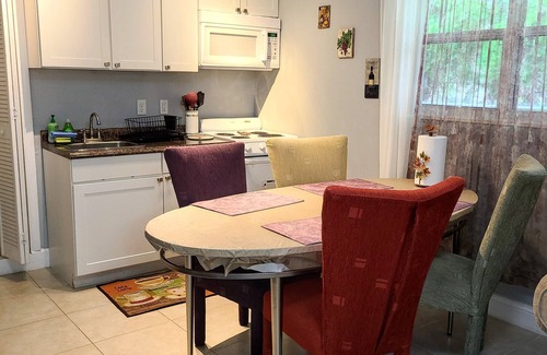 Warm Mineral Springs Casa | GRAN 1 BDRM A TRAVÉS DE LA PRIMAVERA MINERAL CÁLIDA
