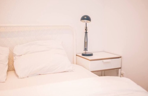 Rotterdam Apartamento | Great 2 Bedroom Serviced Apartment 69m2 -LH18-