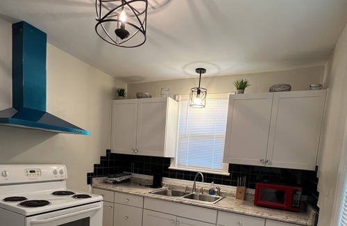Eastwood Casa | Great area! Walk to several Restaurants, Publix/Starbucks, fenced yard, patio.