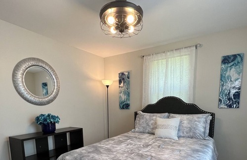 Eastwood Casa | Great area! Walk to several Restaurants, Publix/Starbucks, fenced yard, patio.