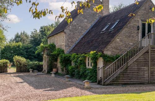 Bradford-on-Avon Casa | Great Ashley Farm Bed and Breakfast & Shepherds Huts
