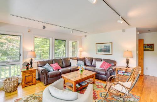 Glendale Casa | Great Barrington Lakeside Getaway with Kayak and Grill