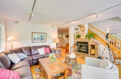 Glendale Casa | Great Barrington Lakeside Getaway with Kayak and Grill
