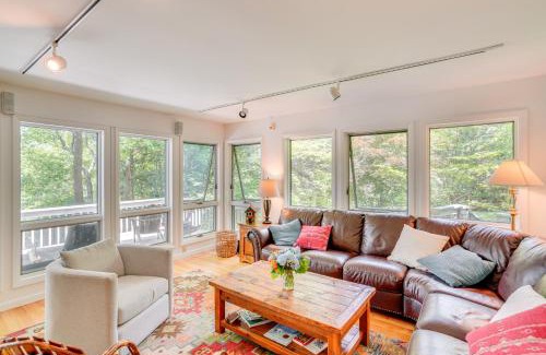 Glendale Casa | Great Barrington Lakeside Getaway with Kayak and Grill