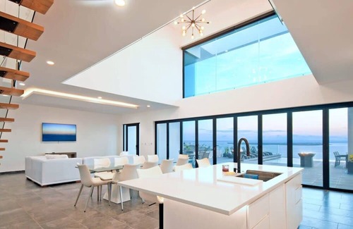 La Paz Casa | Great Bay Views, Infinity Pool, BBQ, Walk to Beach