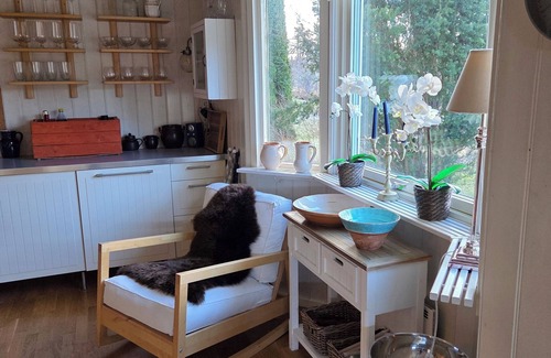 Brastad Cabina | Great cabin - right by the sea in a scenic area.
