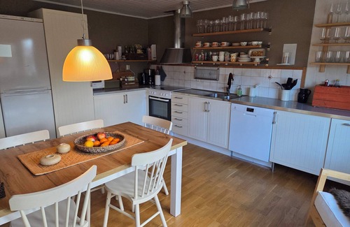 Brastad Cabina | Great cabin - right by the sea in a scenic area.
