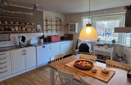 Brastad Cabina | Great cabin - right by the sea in a scenic area.