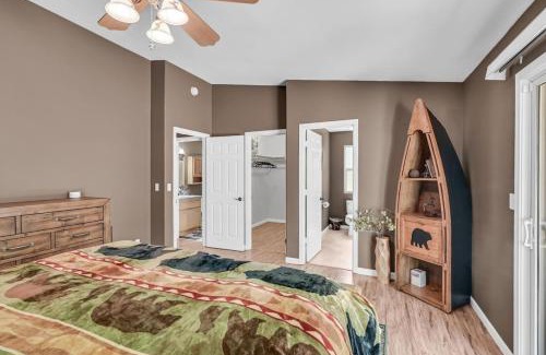 Arnold Casa | Great Cabin with AC Firepit Fireplace