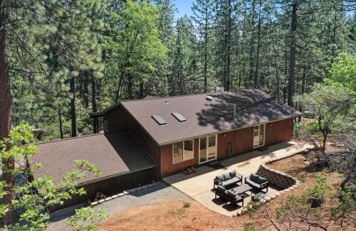 Arnold Casa | Great Cabin with AC Firepit Fireplace