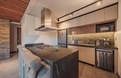 Alejandria Apartamento | Great city view 1367 sqft Apt in a prime location in El Poblado with pool & gym