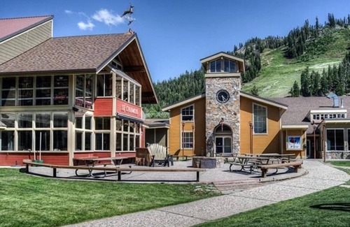 Olympic Valley Condominio | Gran condominio en Squaw Valley, recientemente actualizado, a pie del pueblo