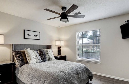 The Villages Casa | Great contemporary home 5 miles from Houston Galleria1003 Ridgeley