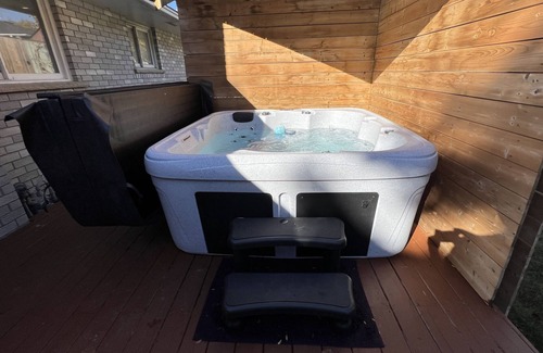 Kitchener Casa | Great cottage for Family and Friends with hot tub in Prime location
