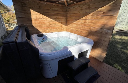 Kitchener Casa | Great cottage for Family and Friends with hot tub in Prime location