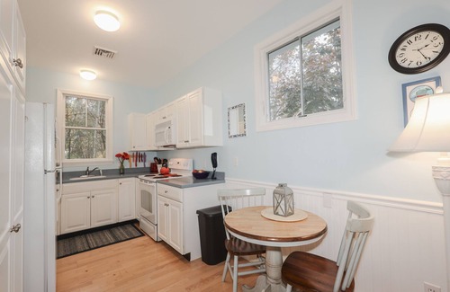 Moody Cabaña | Great cottage in Summer Village with Central Air close to ocean!