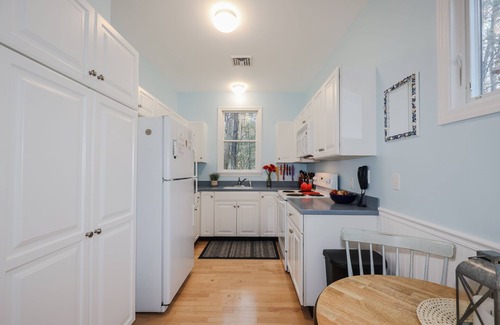 Moody Cabaña | Great cottage in Summer Village with Central Air close to ocean!