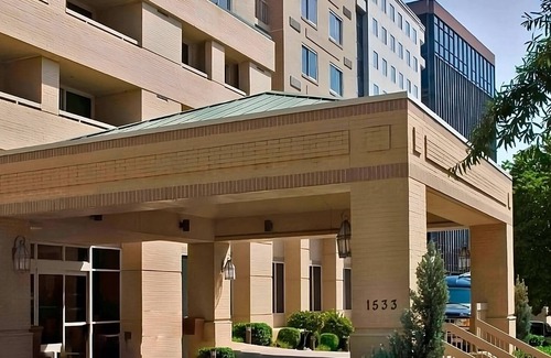 Rosslyn Apartamento | Great Deal! w/ Continental Bfast, Onsite Starbucks! Pets Allowed & Self Parking!