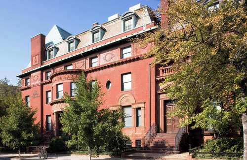 Rosslyn Apartamento | Great Deal! w/ Continental Bfast, Onsite Starbucks! Pets Allowed & Self Parking!