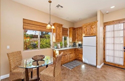 Palm Desert Casa | casa personalizada con más de 5,000 pies cuadrados de espacio habitable en un acre con piscina